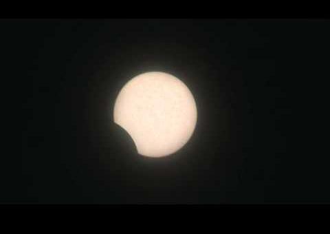 Internauta filma eclipse parcial do Sol em Manaus. Veja vídeo